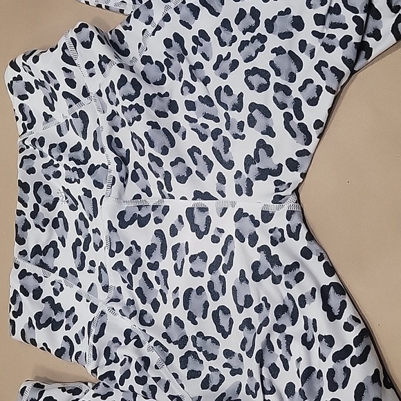 Betsey Johnson Cropped Yoga Pants, Snow Leopard Print, size XS. Gently Used Cond - Picture 8 of 8